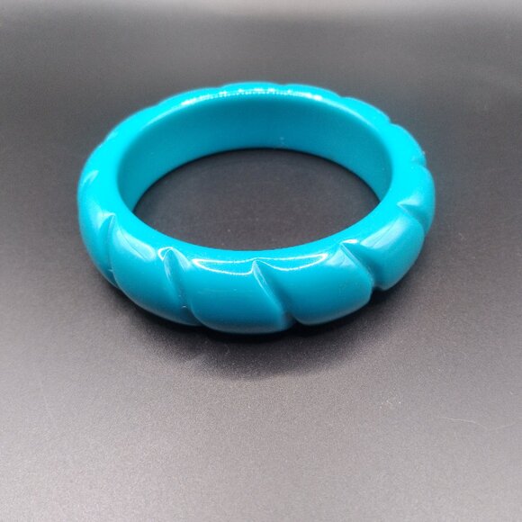 Vintage Carved Blue Banglle plastic bracelet - Picture 1 of 4